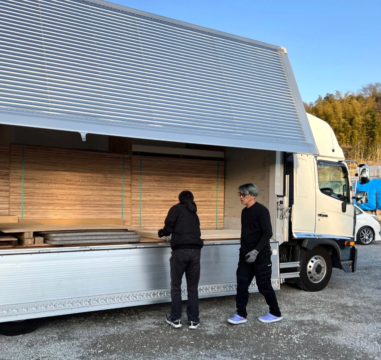 トラックが高速道を走る様子