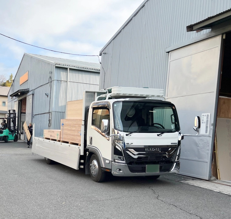 倉庫の中仕分け作業をする作業員を俯瞰で見ている様子