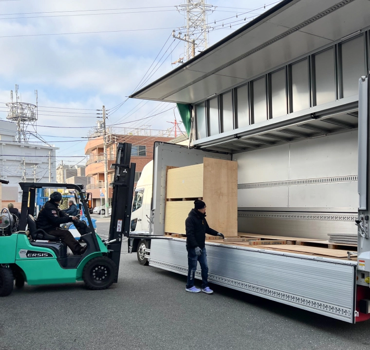 クレーンが鉄骨をつるしている様子