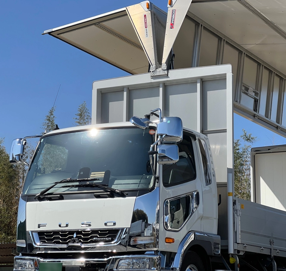 高速道路を進むトラックの様子